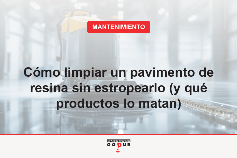 Fregadora limpiando un pavimento de resina en una nave industrial